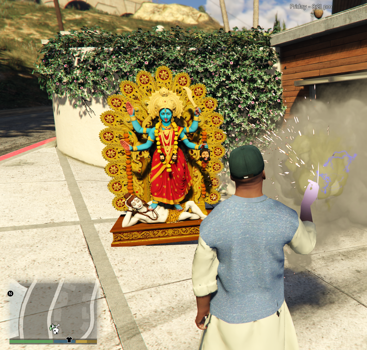 Maa Kali Murti statue prop placed in GTA 5 courtyard; spawn name “maakali”.